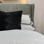 J Quarter 1Br - Free Parking - Suite One