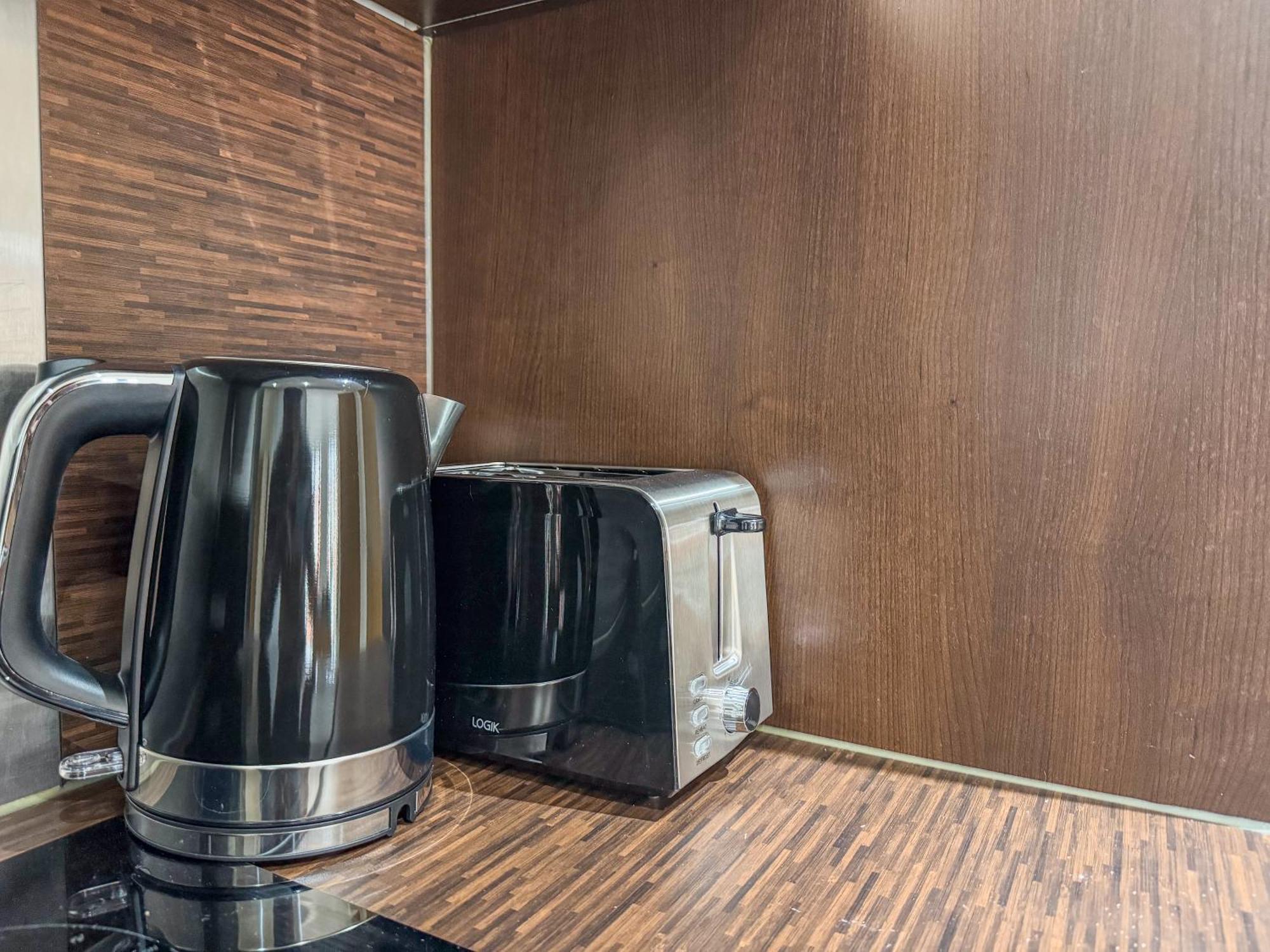 J Quarter 1br - Free Parking - One Apartment *
