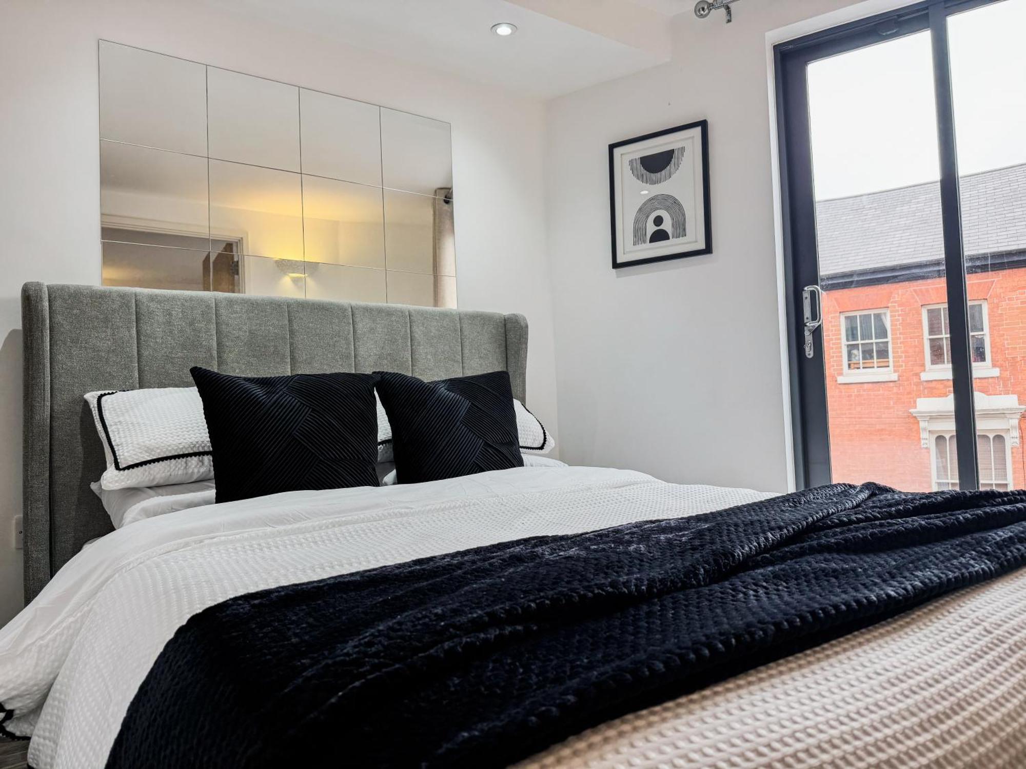 J Quarter 1br - Free Parking - One Apartment *
